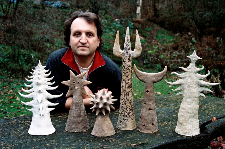 Keramika šest kousků na zahradě a Lukáš Vlček / Ceramics six pieces in garden and Lukáš Vlček